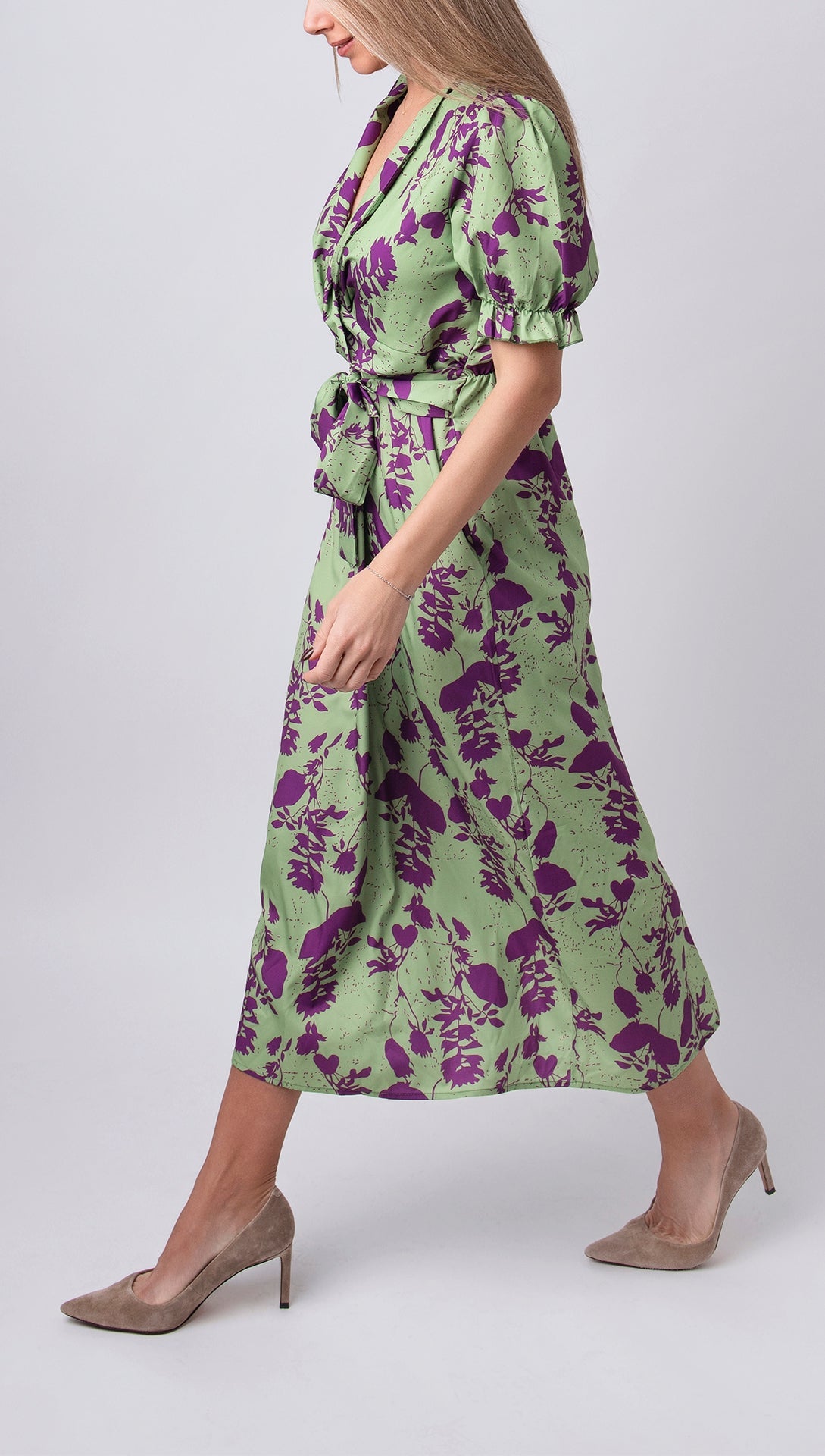 Carina – Langes Damenkleid mit Blumenmuster, V-Ausschnitt und kurzen Ärmeln – Eleganz und Komfort