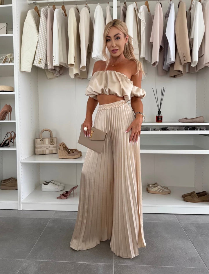 Jorie – Elegantes Set mit schulterfreiem Crop-Top und plissierten, weit geschnittenen Hosen