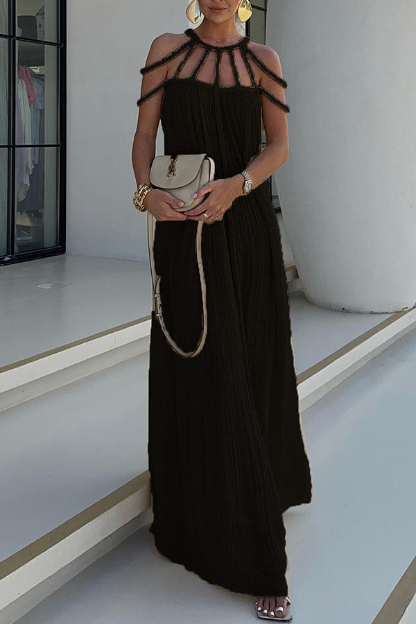 Langes Plissiertes Kleid mit Kordel-Details und kunstvollem Ausschnitt