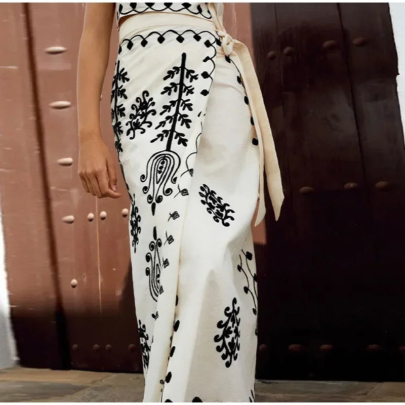 Set aus kurzem Top und Wickelrock mit besticktem Ethno-Print