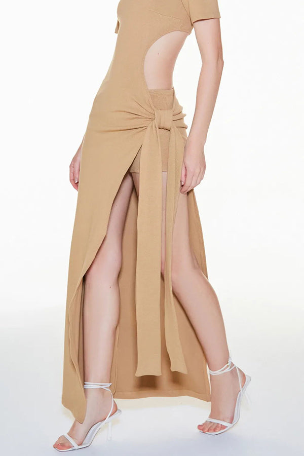 Langes Kleid mit Schlitz und seitlicher Schleife