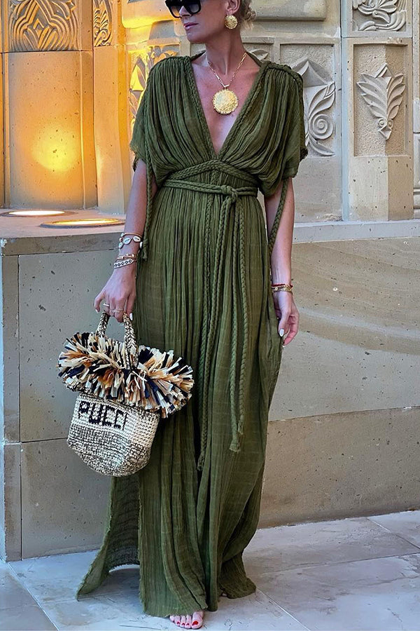 Langes drapiertes Kleid im griechischen Stil mit dekorativen Flechtdetails und Kimonoärmeln