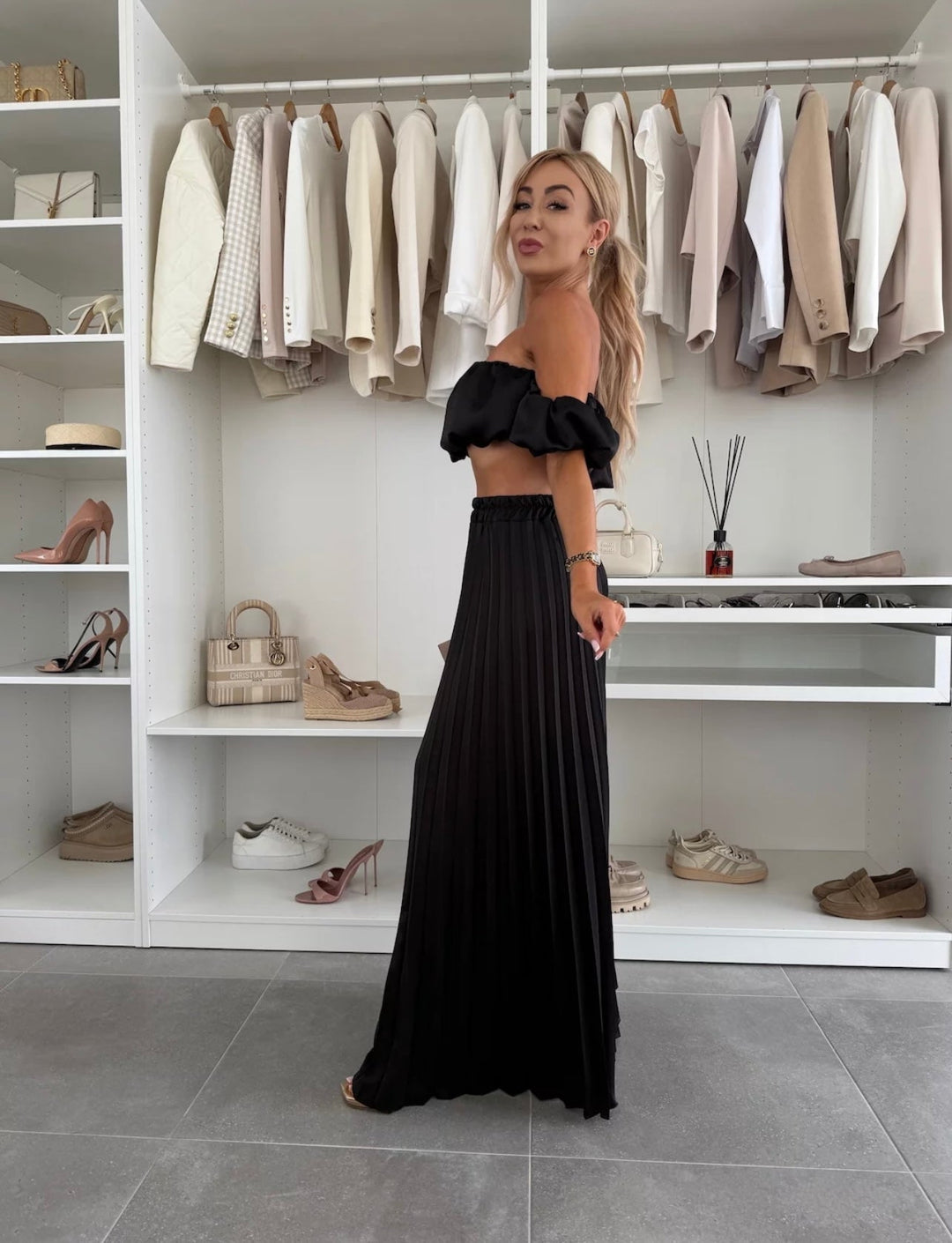 Jorie – Elegantes Set mit schulterfreiem Crop-Top und plissierten, weit geschnittenen Hosen
