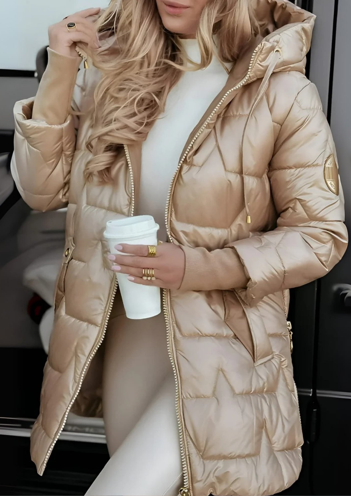 Lira Eleganter Wintermantel mit Kapuze und Wattierung - Beige