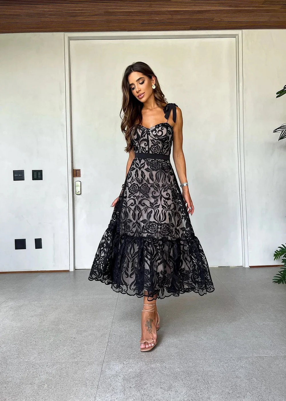 Alexandra | Schwarzes ärmelloses Midikleid mit Muster