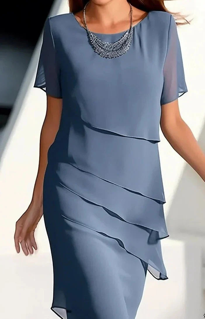 Karen – Elegantes, weiches Kurzarmkleid mit rundem Ausschnitt und schlichtem Patch