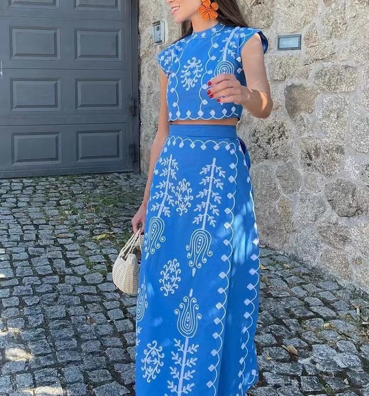 Set aus kurzem Top und Wickelrock mit besticktem Ethno-Print