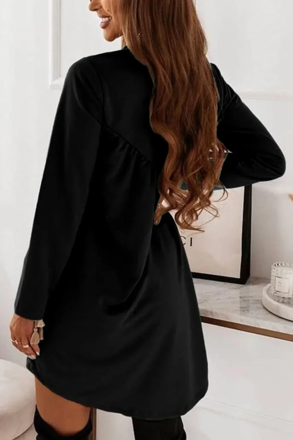 Carla – Langärmeliges O-Ausschnitt Minikleid in Uni-Farbe