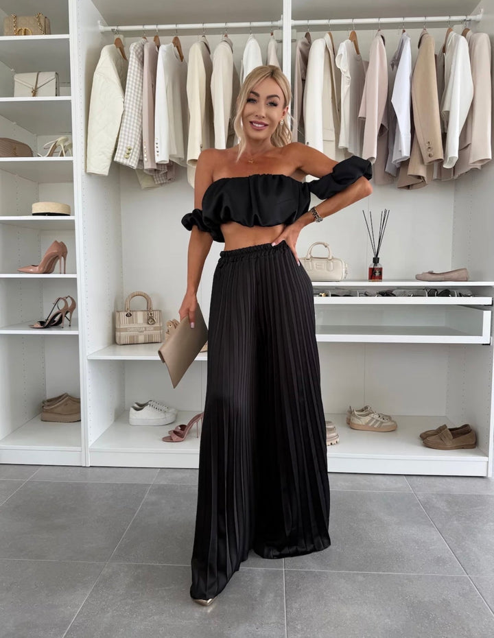 Jorie – Elegantes Set mit schulterfreiem Crop-Top und plissierten, weit geschnittenen Hosen