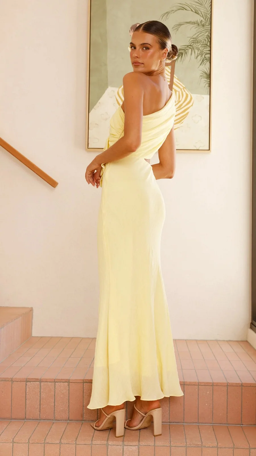 Figurbetontes One-Shoulder-Maxikleid