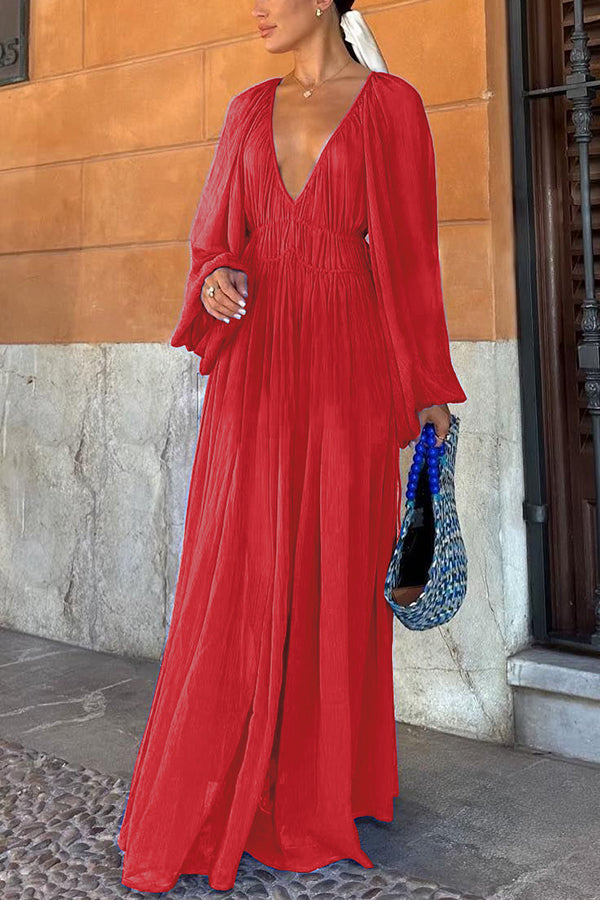 Langes blaues Kleid mit Puffärmeln und geraffter Taille