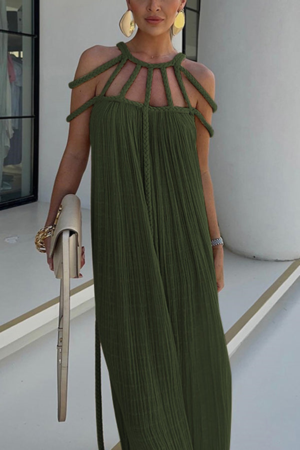 Langes Plissiertes Kleid mit Kordel-Details und kunstvollem Ausschnitt