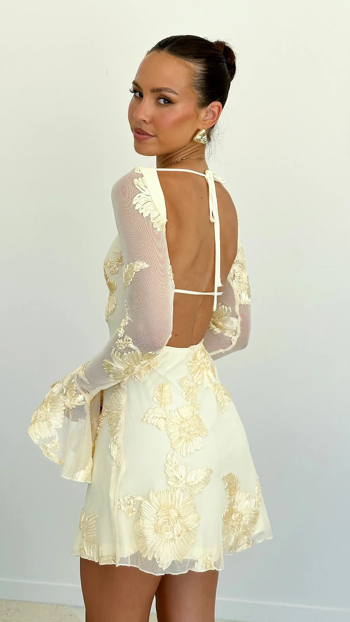 Rückenfreies Minikleid mit Print