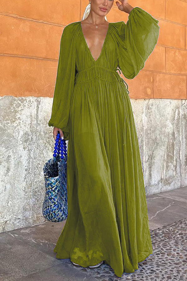 Langes blaues Kleid mit Puffärmeln und geraffter Taille