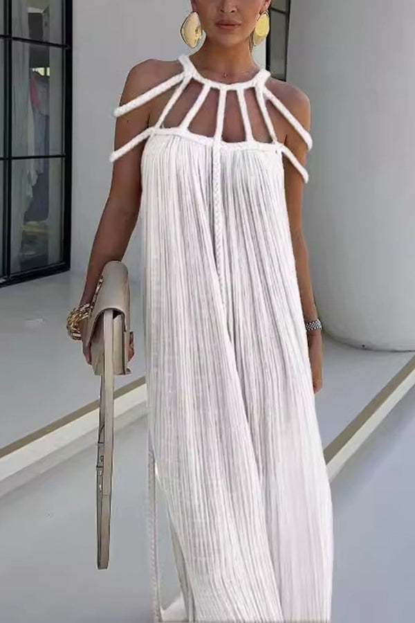 Langes Plissiertes Kleid mit Kordel-Details und kunstvollem Ausschnitt