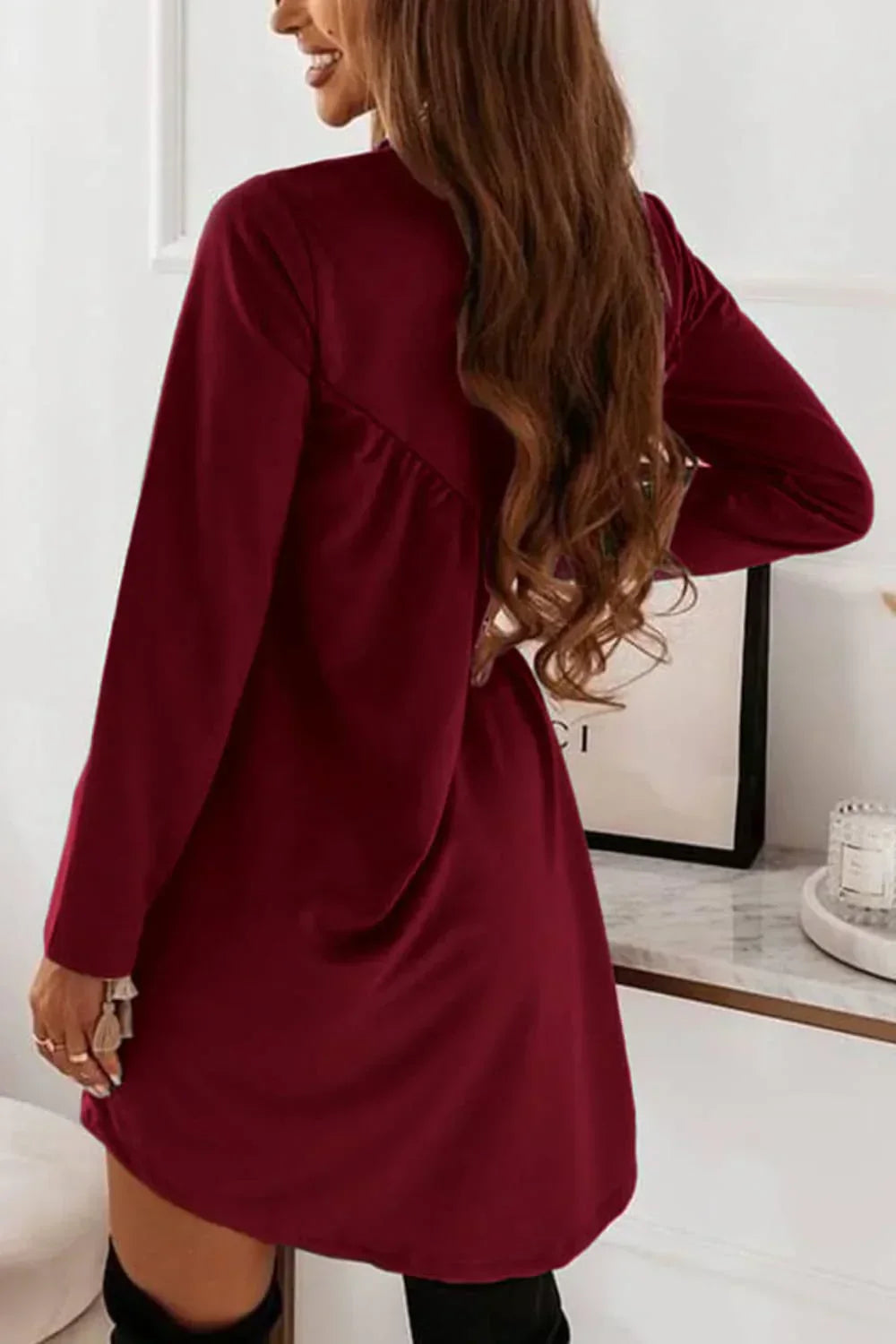 Carla – Langärmeliges O-Ausschnitt Minikleid in Uni-Farbe