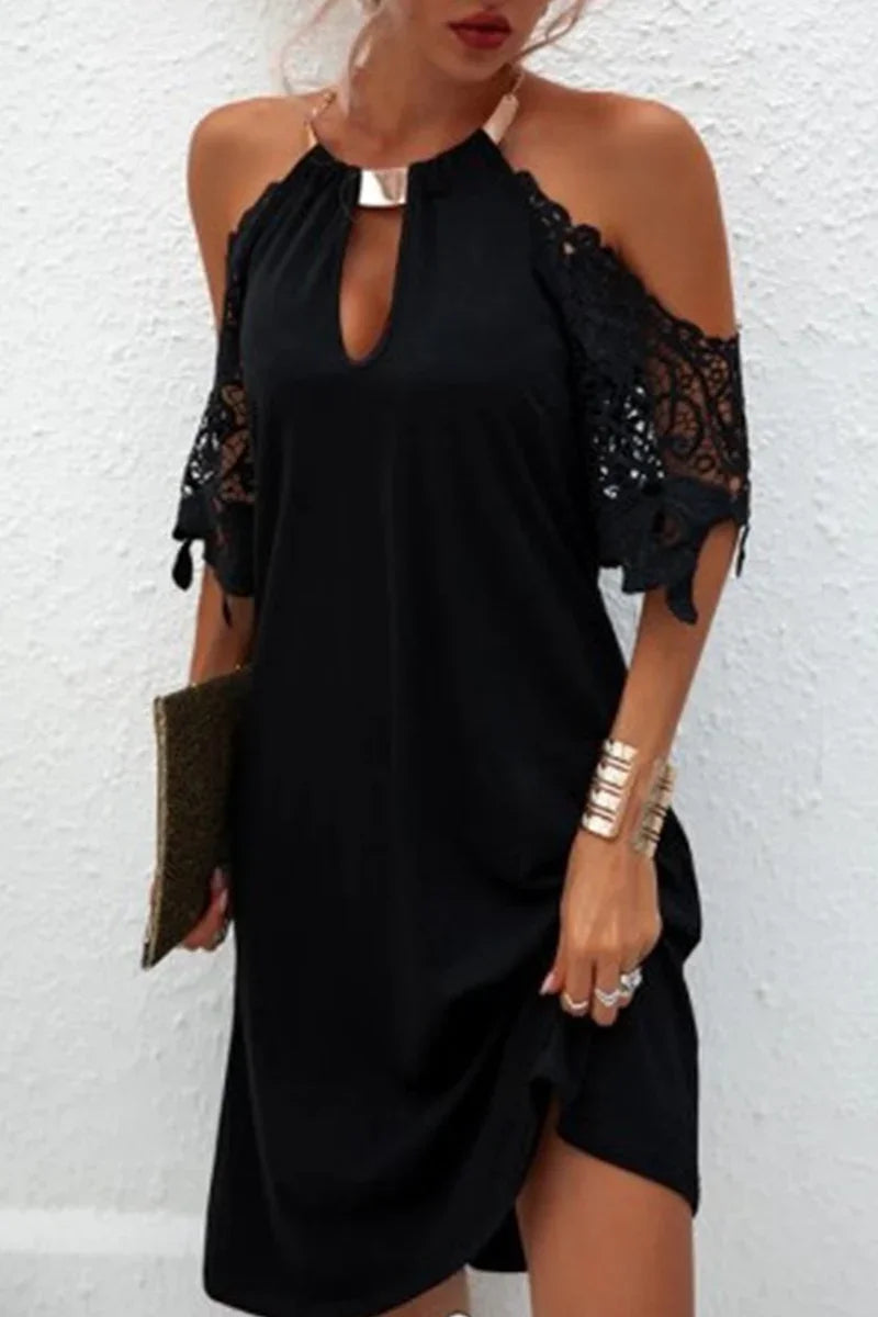 Naila – Elegantes einfarbiges Spitzenkleid mit metallischen Accessoires und Verzierungen, inklusive Taillengürtel