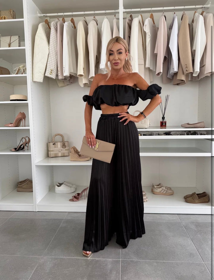 Jorie – Elegantes Set mit schulterfreiem Crop-Top und plissierten, weit geschnittenen Hosen
