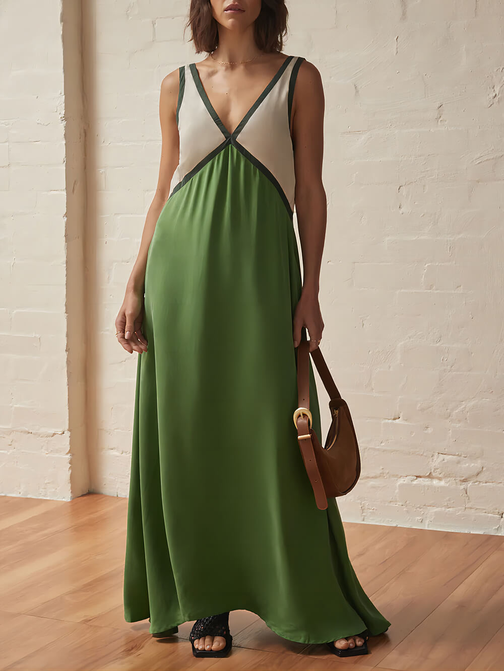 Kleid mit V-Ausschnitt und kontrastierenden Farbeinsätzen im schicken Design