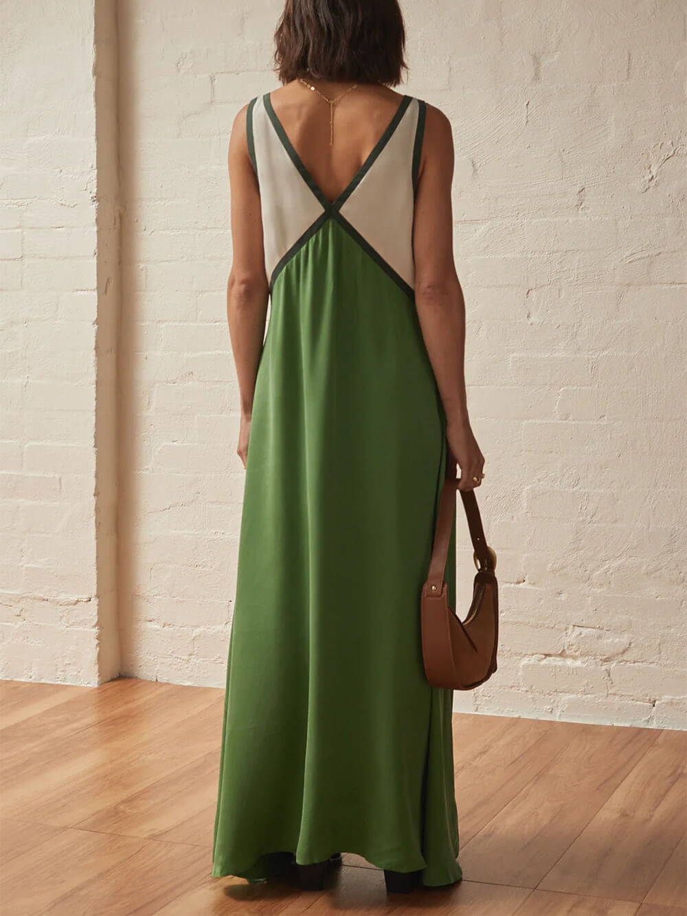 Kleid mit V-Ausschnitt und kontrastierenden Farbeinsätzen im schicken Design