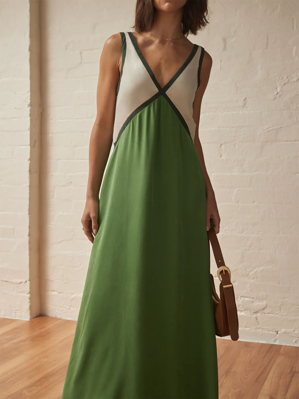 Kleid mit V-Ausschnitt und kontrastierenden Farbeinsätzen im schicken Design