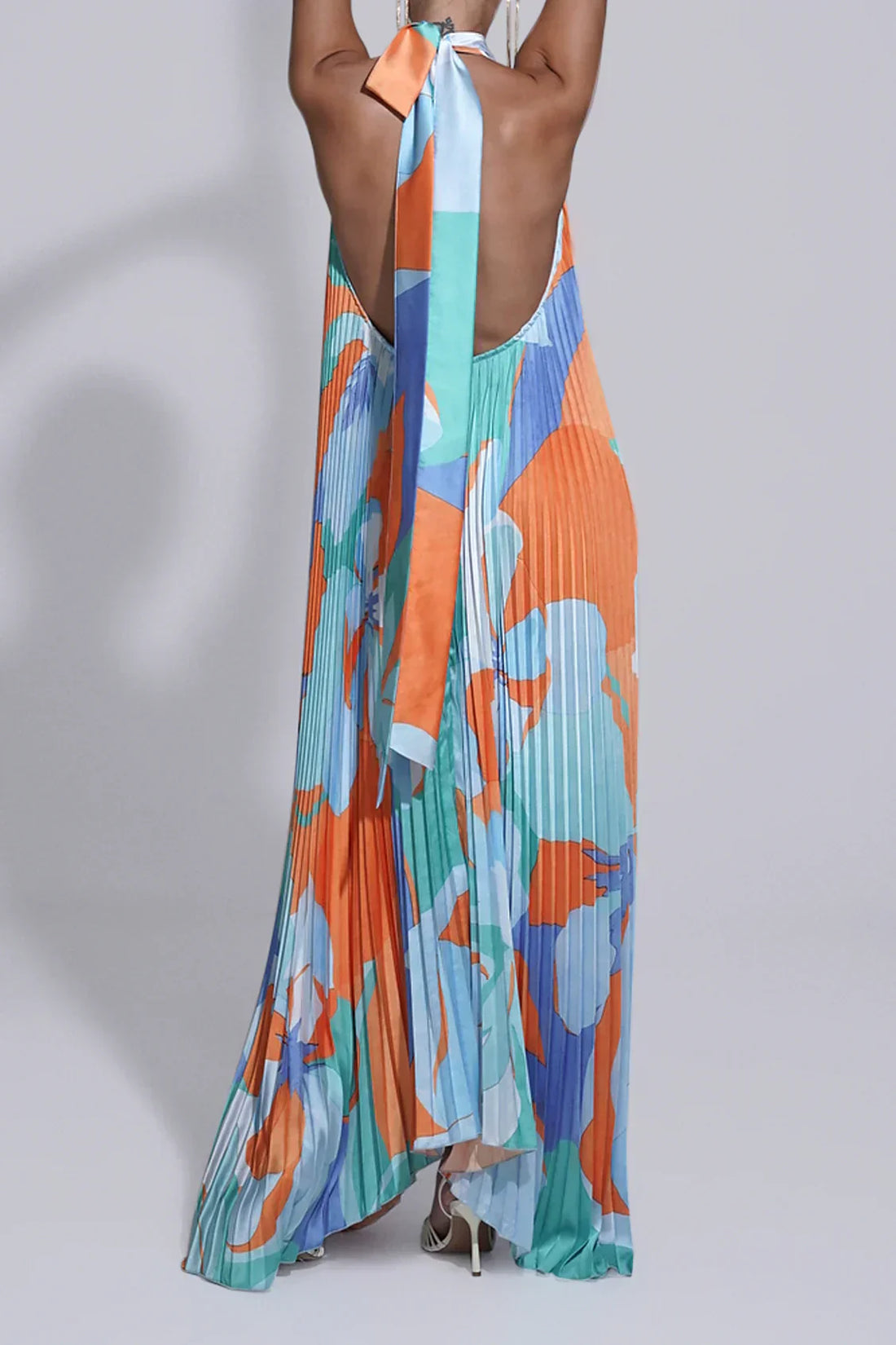 Shalia – Verführerisches Maxikleid mit Neckholder und Plisseefalten