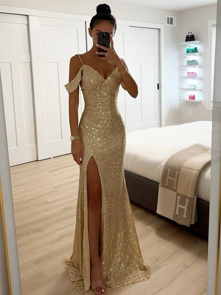 Langes Paillettenkleid mit V-Ausschnitt, seitlichem Schlitz und dünnen Trägern für elegante Anlässe