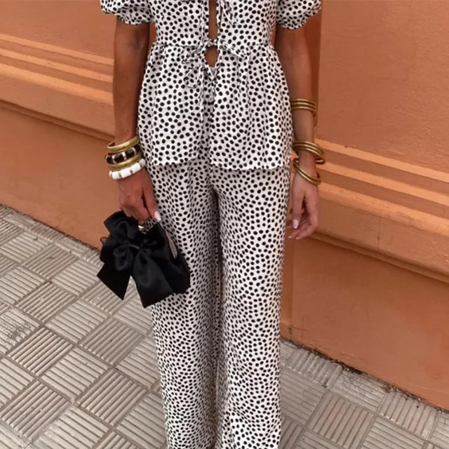 Modernes zweiteiliges Damen-Set mit aktuellem Design