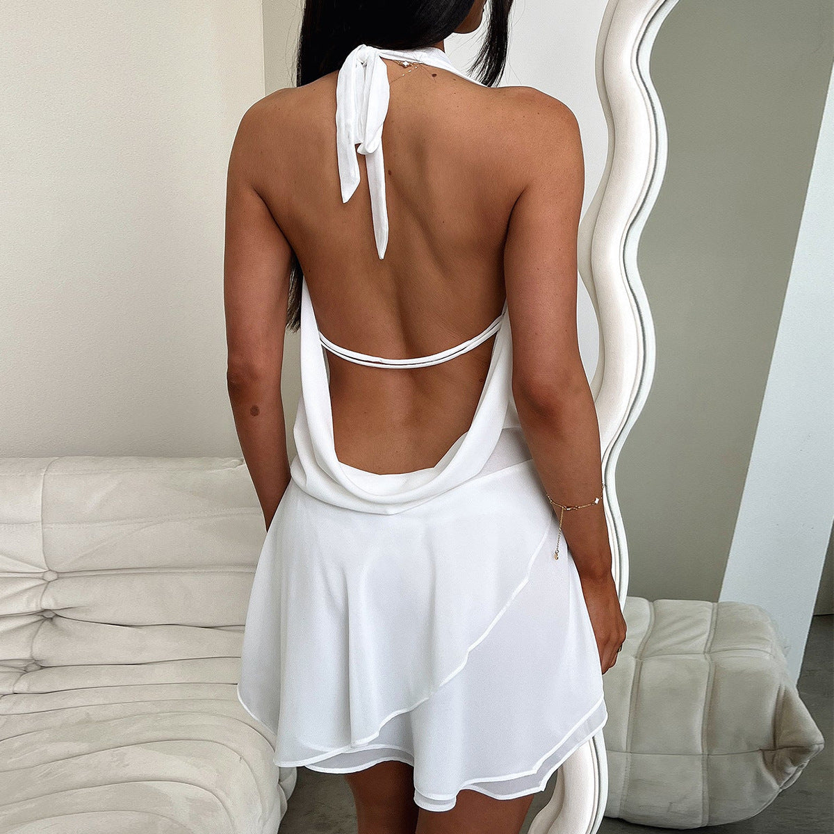 Pacha – Schmeichelndes plissiertes Halterkleid mit tiefem V-Ausschnitt