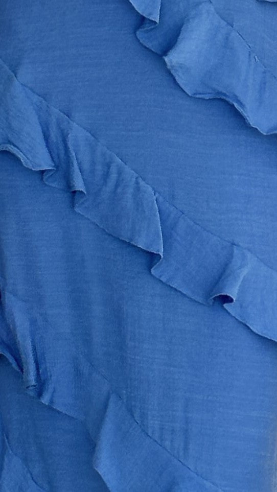 Modernes, leichtes langes Kleid mit feiner Kordel am Ausschnitt und diagonalen Volants