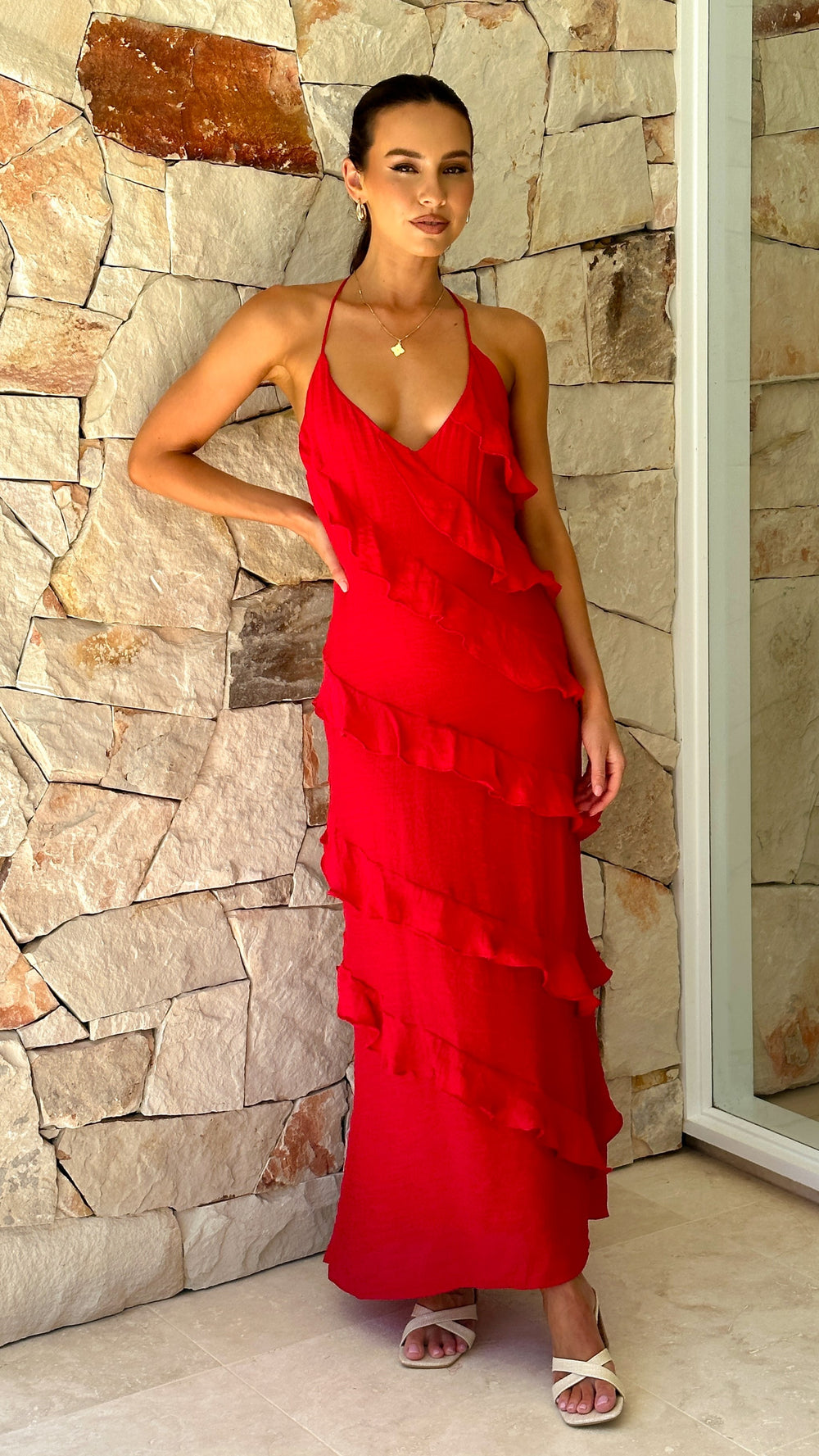 Modernes, leichtes langes Kleid mit feiner Kordel am Ausschnitt und diagonalen Volants