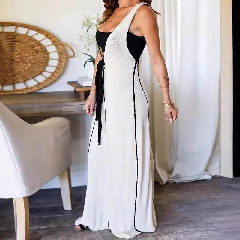Langes Sommerstrickkleid mit kontrastierenden Abschlüssen und Schleife