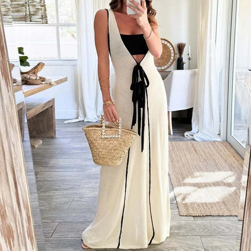 Langes Sommerstrickkleid mit kontrastierenden Abschlüssen und Schleife