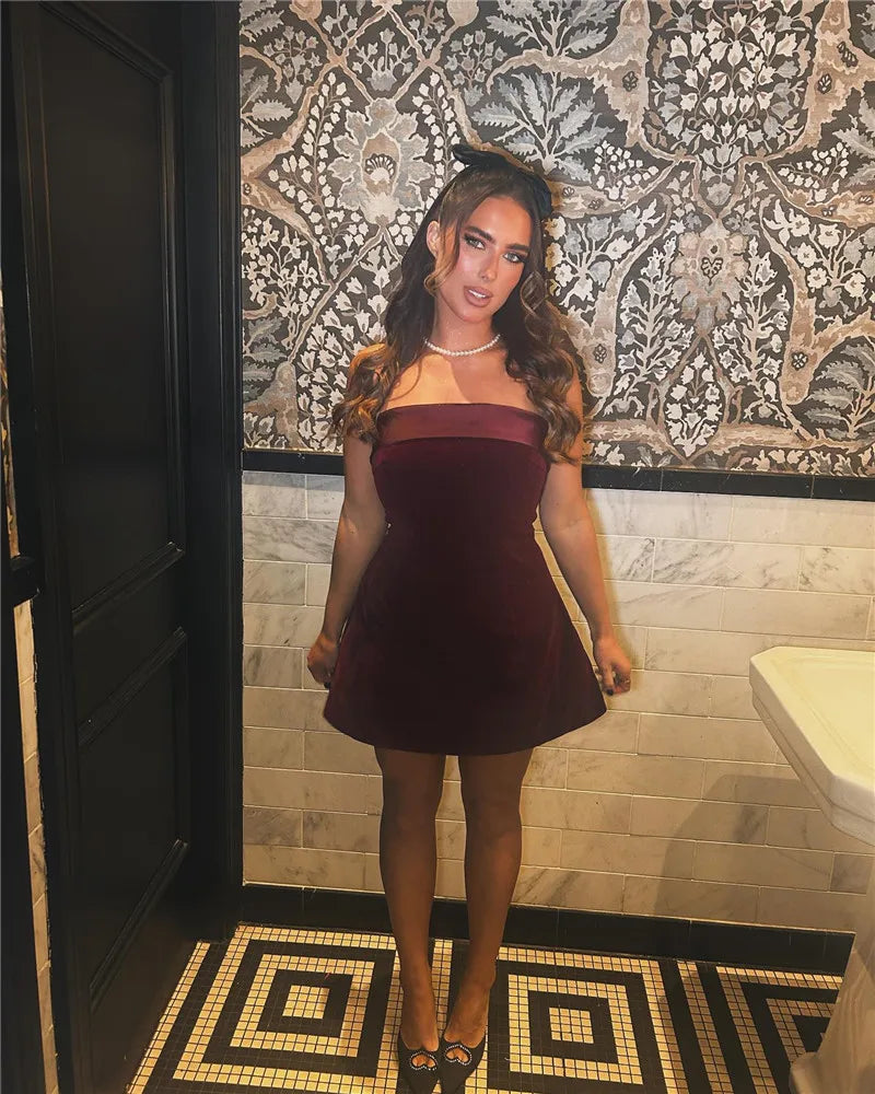 Feminova™ | Schulterfreies Minikleid