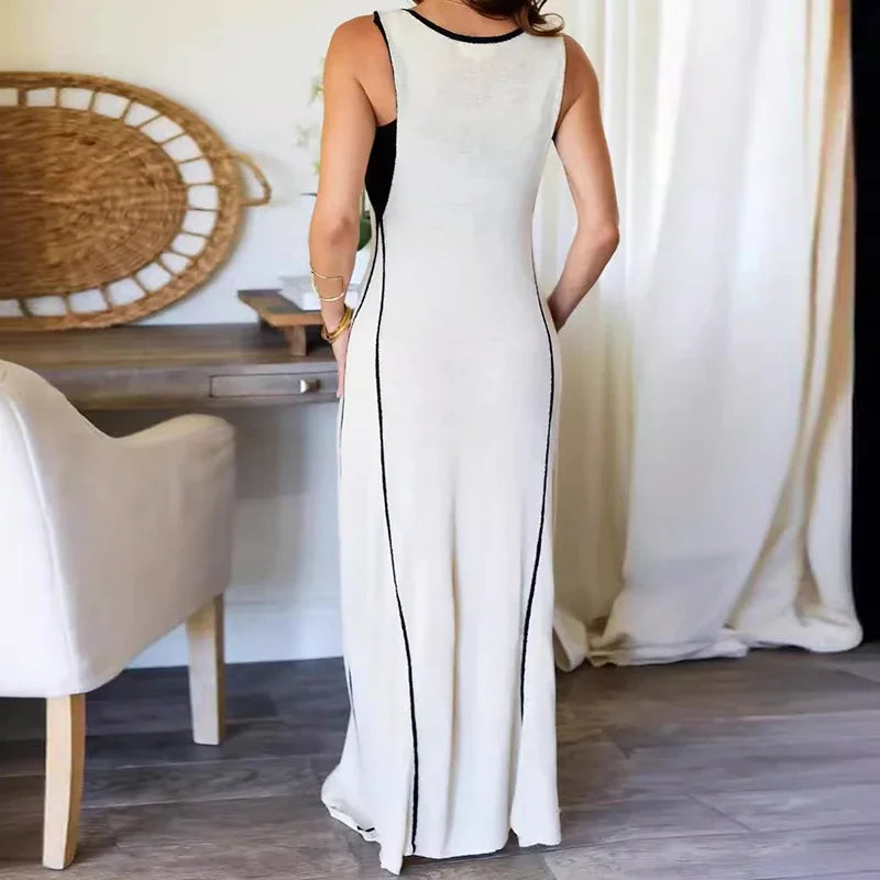Langes Sommerstrickkleid mit kontrastierenden Abschlüssen und Schleife