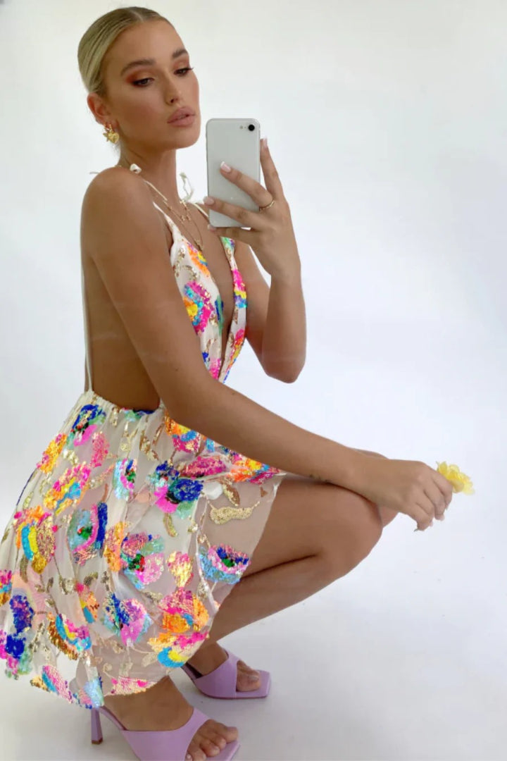 Zephyr – Rückenfreies Pailletten-Minikleid mit floralem Trägerdesign