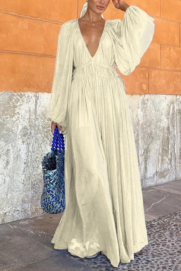 Langes blaues Kleid mit Puffärmeln und geraffter Taille