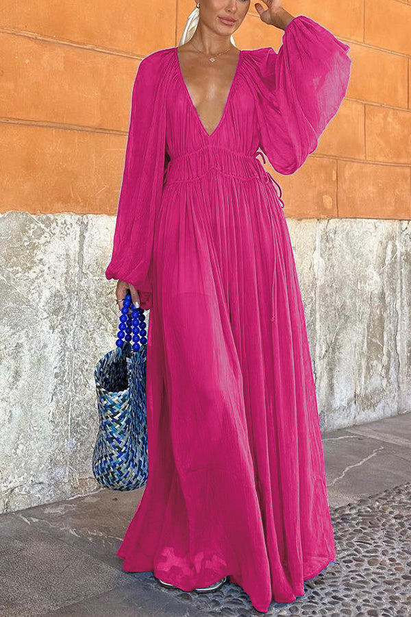 Langes blaues Kleid mit Puffärmeln und geraffter Taille