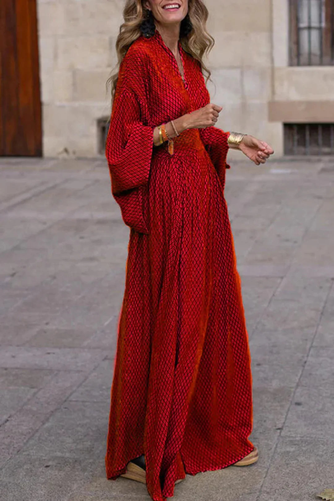 Gemma – Maxikleid mit langen Ärmeln, V-Ausschnitt und geometrischem Muster