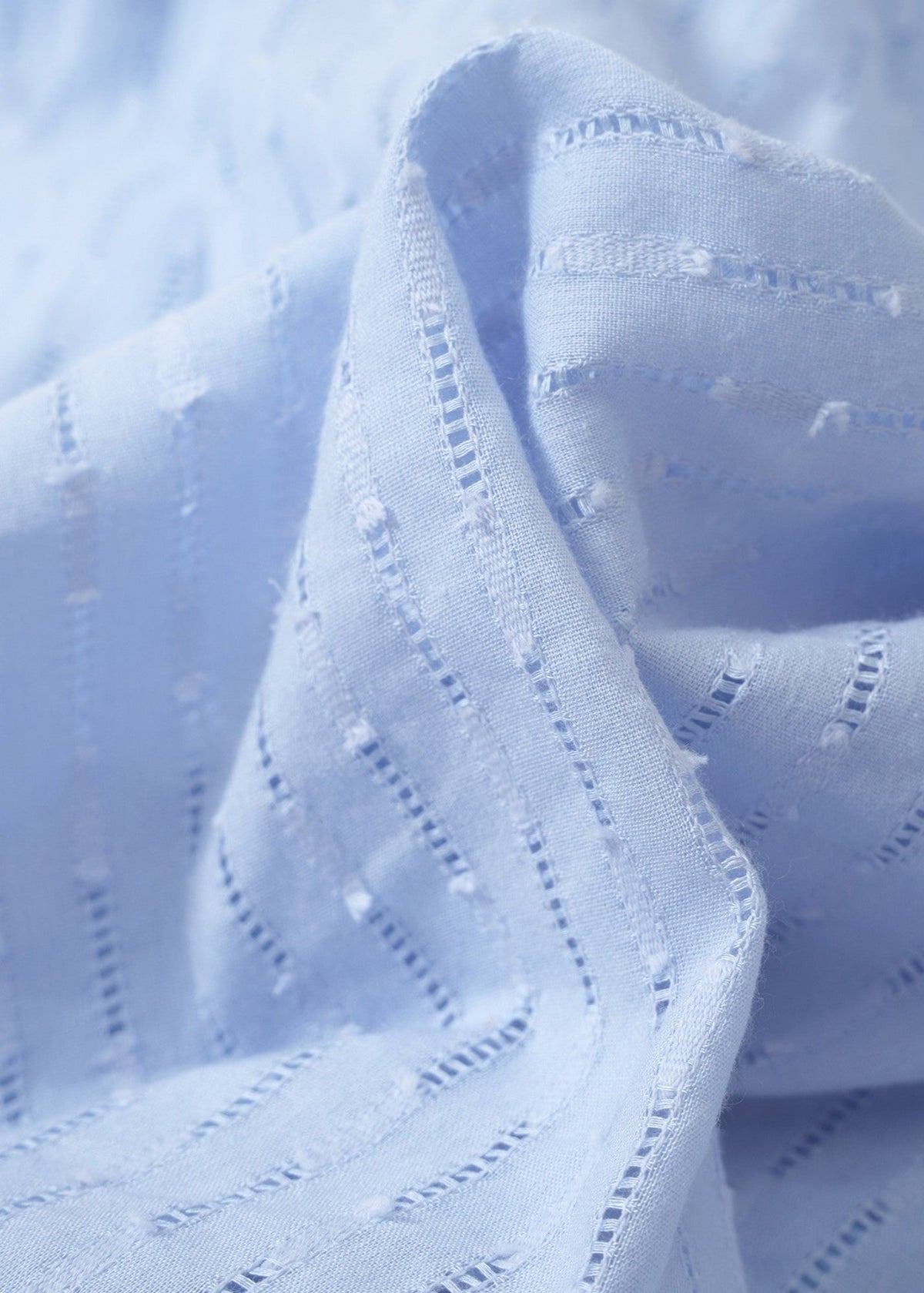 Violet – Kleid mit V-Ausschnitt und Rüschen