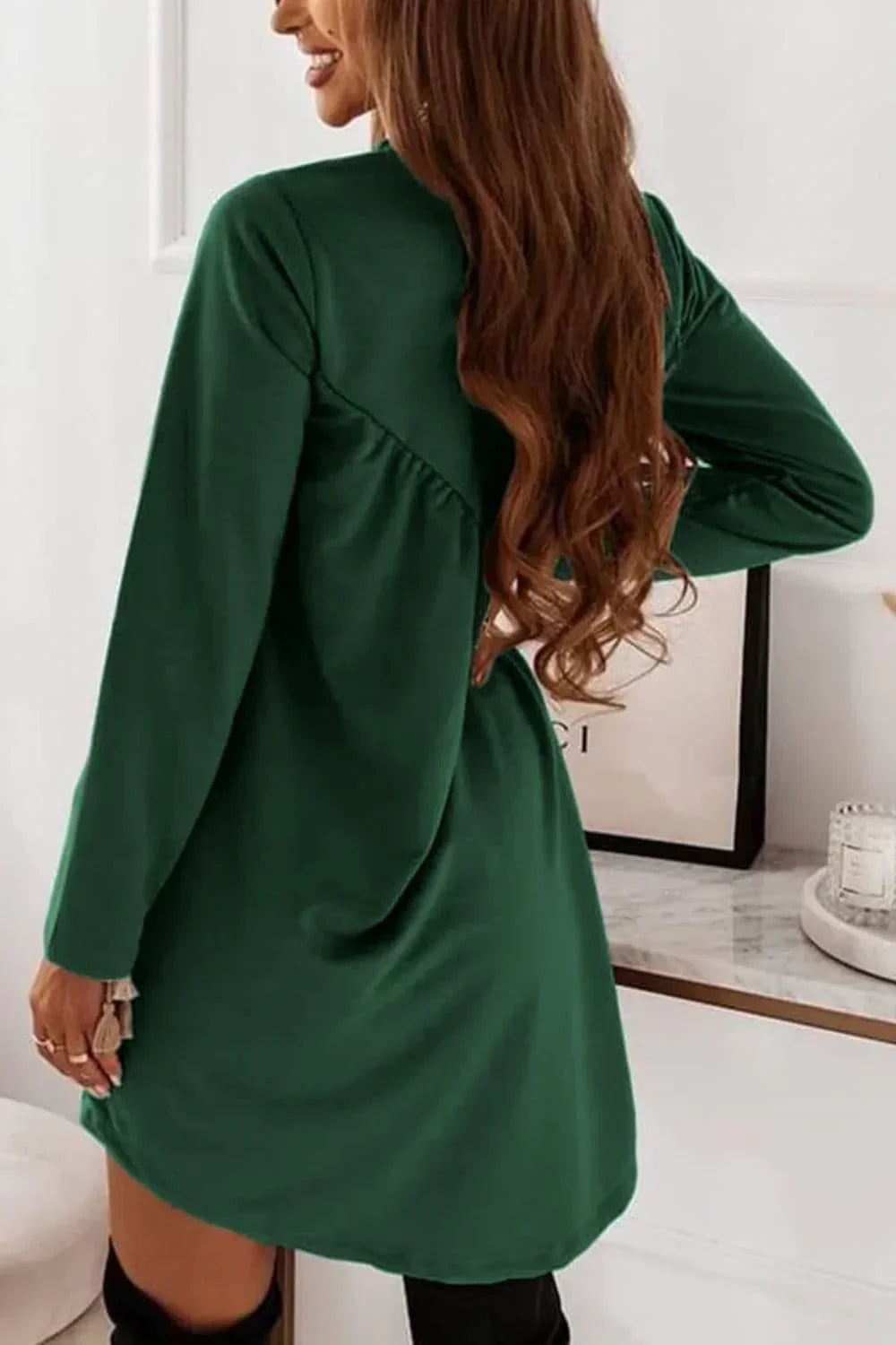 Carla – Langärmeliges O-Ausschnitt Minikleid in Uni-Farbe