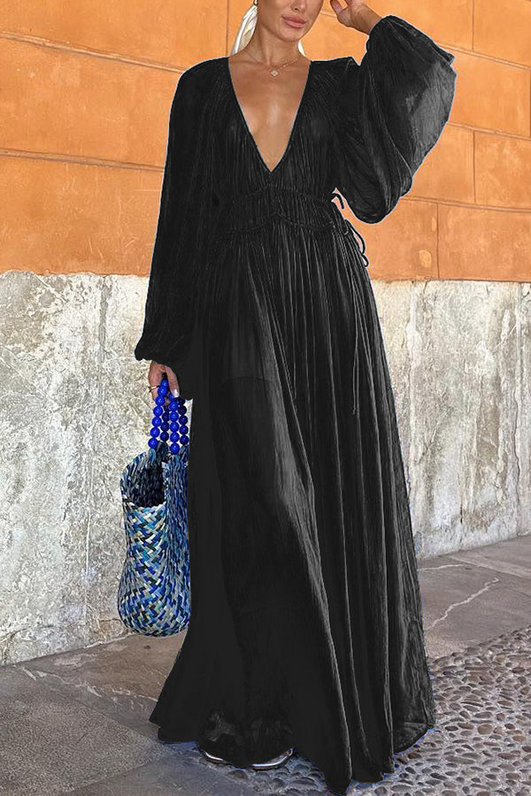 Langes blaues Kleid mit Puffärmeln und geraffter Taille