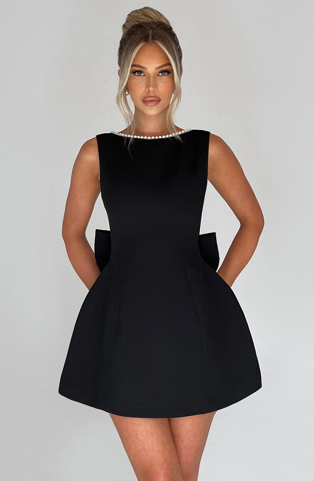 Elle™ | Mini-Kleid mit Perlen und Schleife