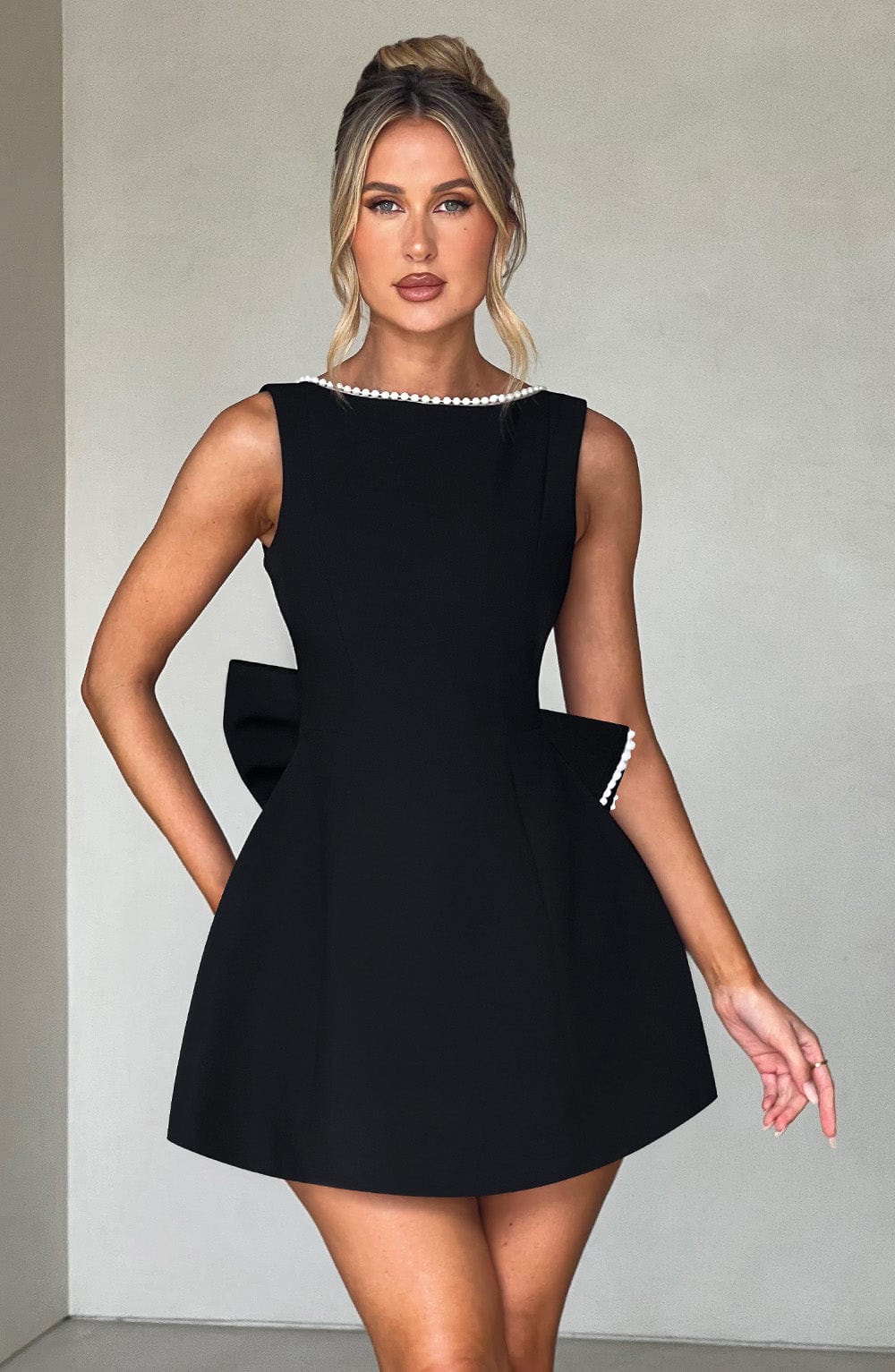 Elle™ | Mini-Kleid mit Perlen und Schleife