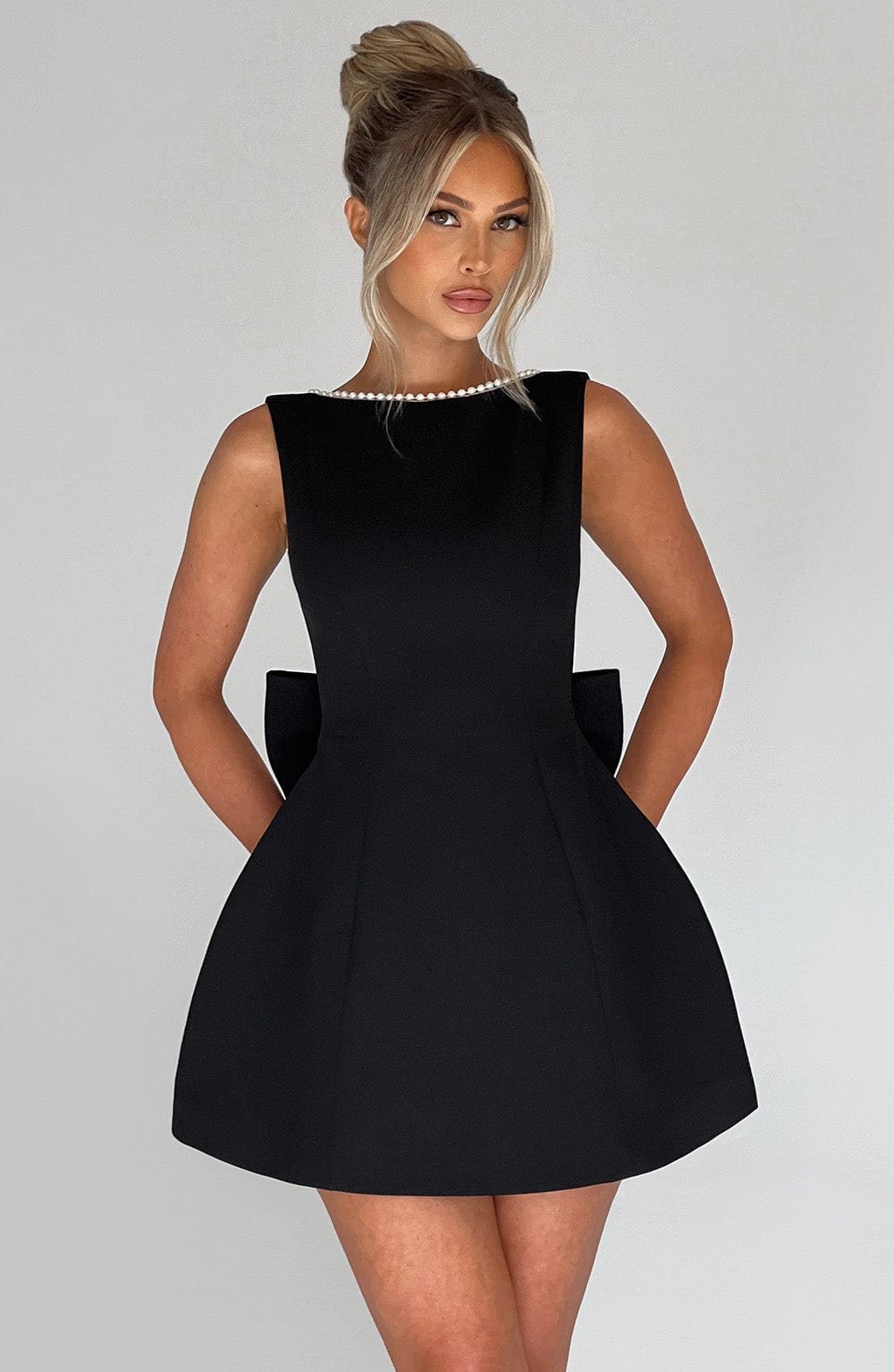 Elle™ | Mini-Kleid mit Perlen und Schleife