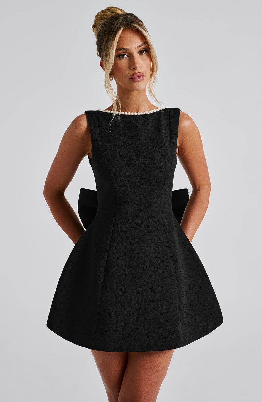 Elle™ | Mini-Kleid mit Perlen und Schleife