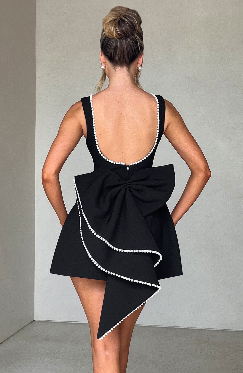 Elle™ | Mini-Kleid mit Perlen und Schleife