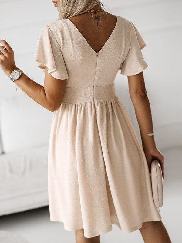 Elegantes Kleid mit V-Ausschnitt, Falten und Volantdetails für einen raffinierten Look