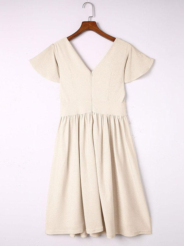 Elegantes Kleid mit V-Ausschnitt, Falten und Volantdetails für einen raffinierten Look