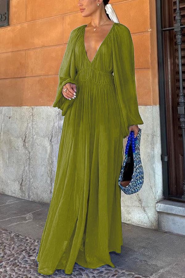 Langes blaues Kleid mit Puffärmeln und geraffter Taille